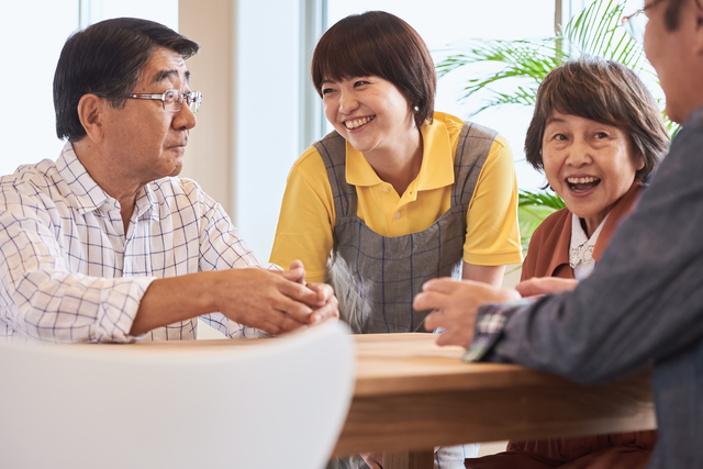 談笑する女性と利用者