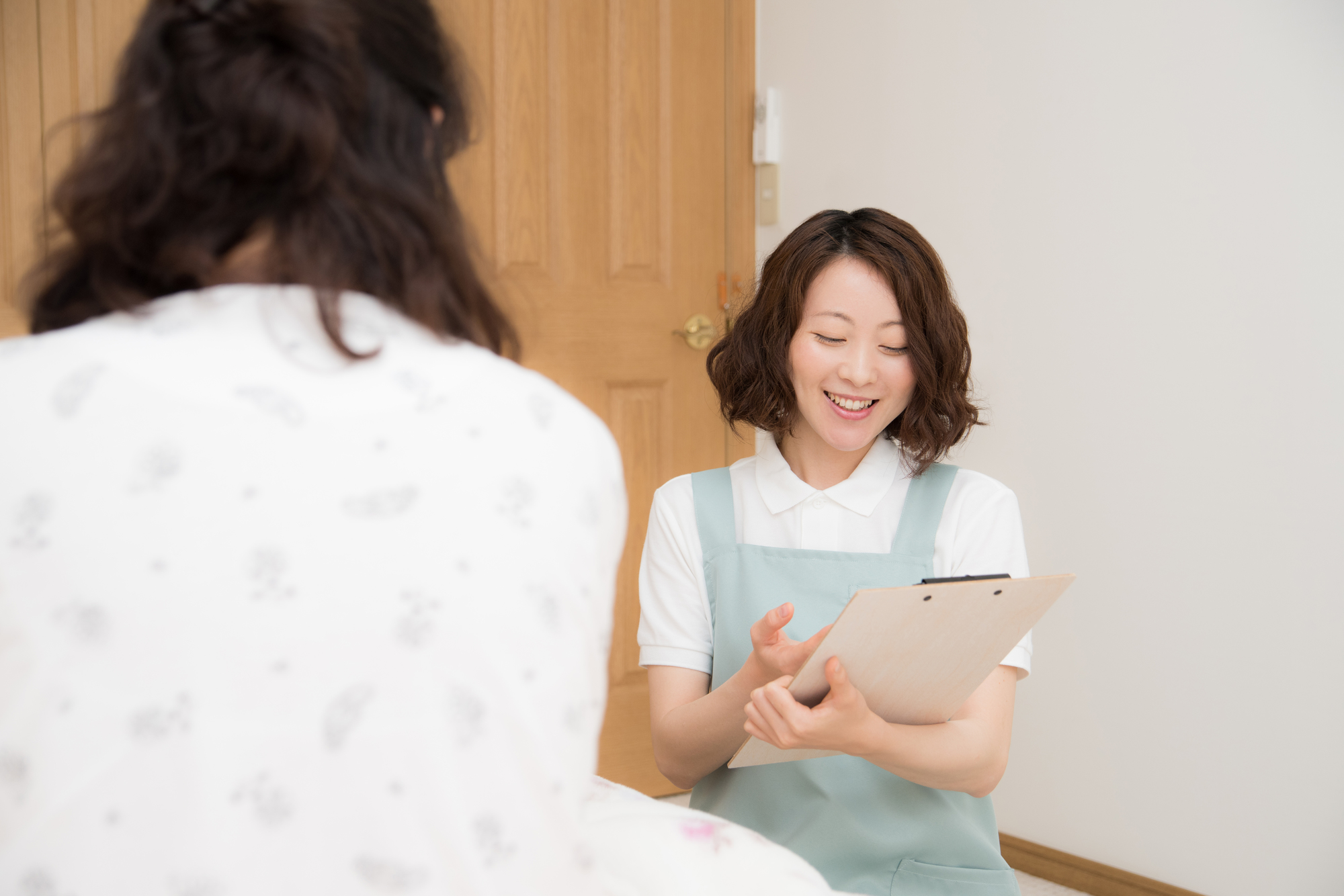 個別運動プログラムの説明をする女性