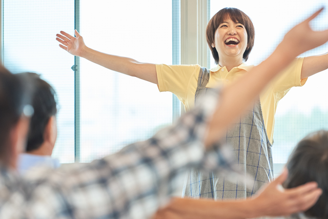 楽しく運動する女性指導員